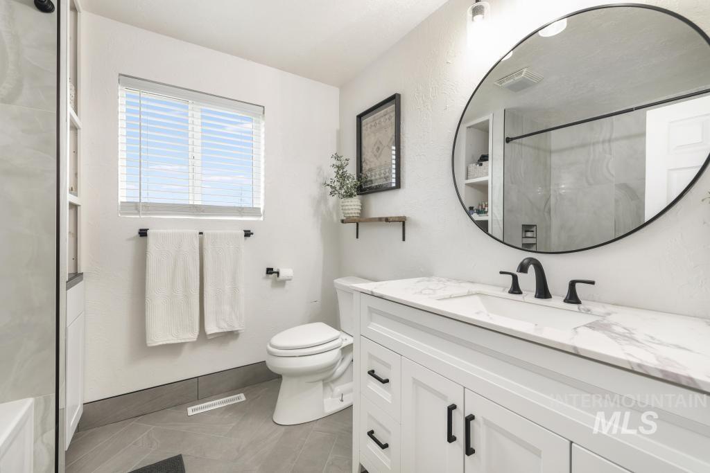 2243 4000 North Filer, ID 83328 - Photo 9 of 30 Bathroom featuring vanity and a shower
