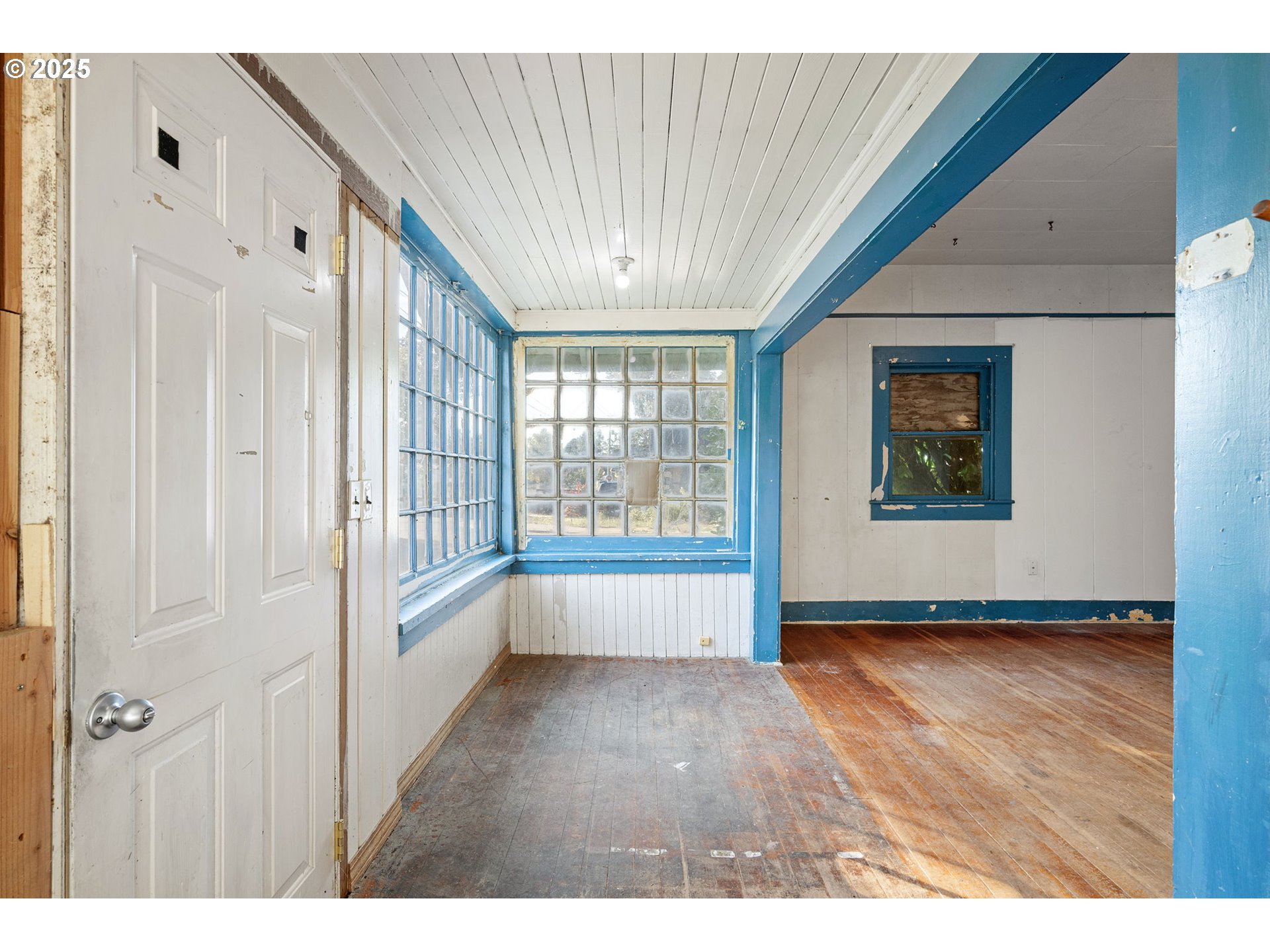 88144 4th Street Veneta, OR 97487 - Photo 4 of 21 a view of an empty room with a window