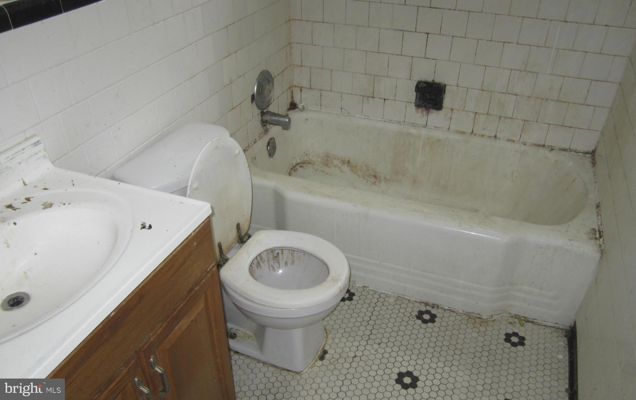 6202 Plymouth Road Baltimore, MD 21214 - Photo 8 of 11 Bath