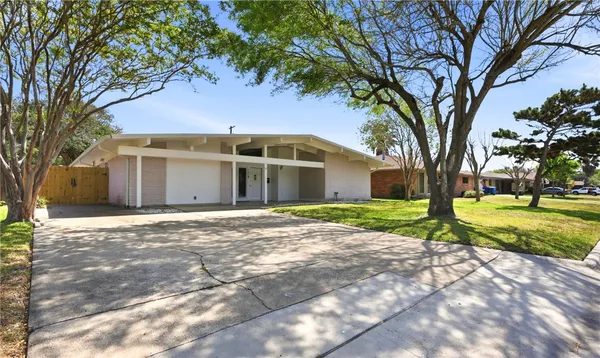 $349,900 | 124 Janin Circle East, Portland, TX 78374