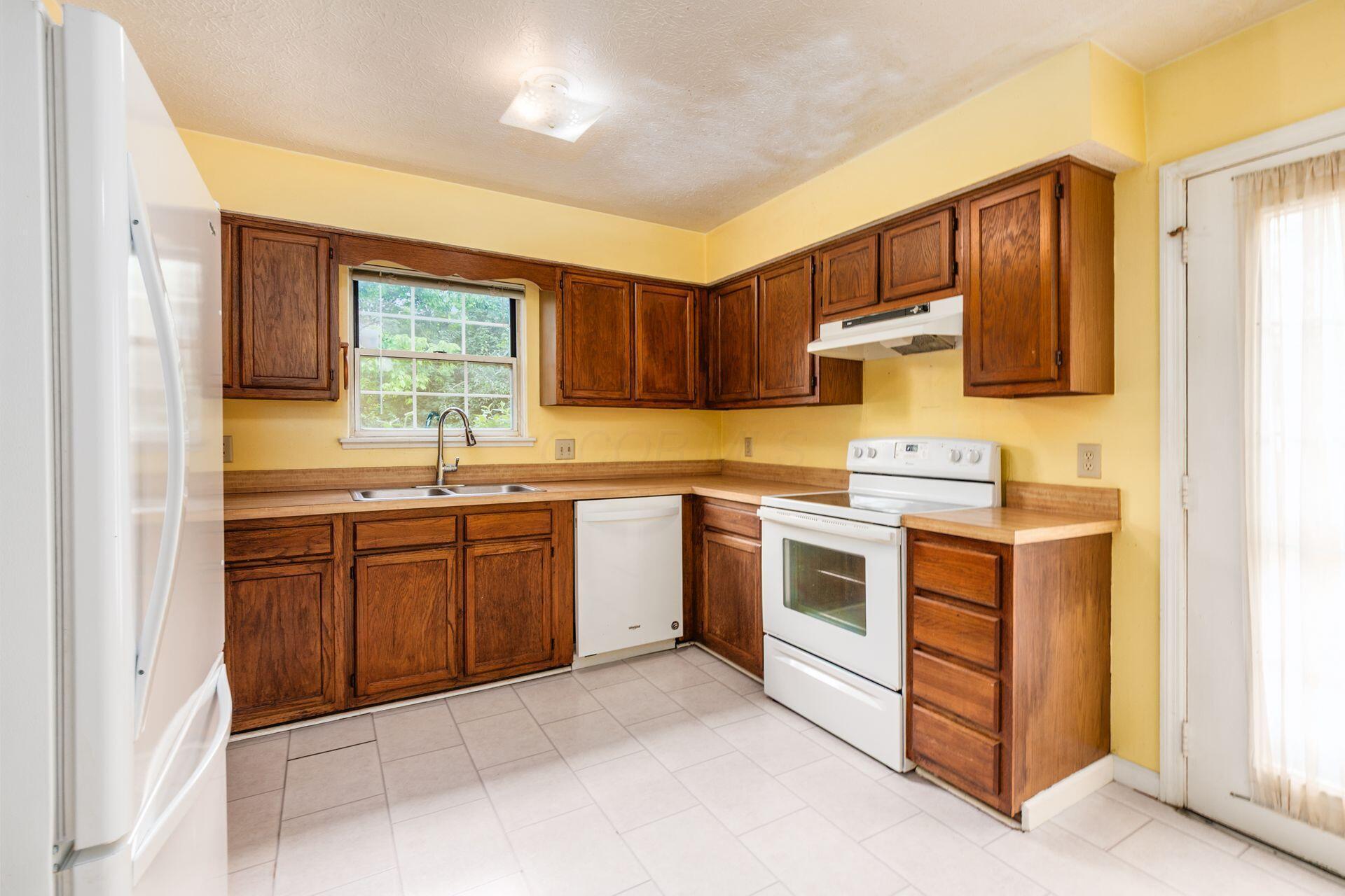 2120 Sprucefield Road Columbus, OH 43229 - Photo 10 of 27 011_ 2120 Sprucefield Rd-1018