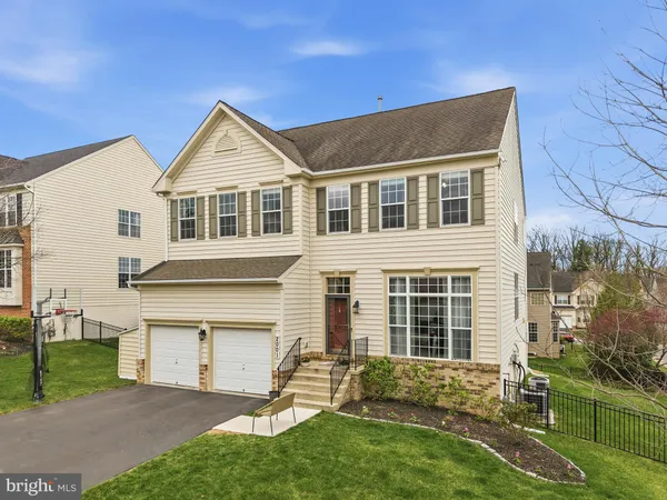 a view of a yard in front of a house