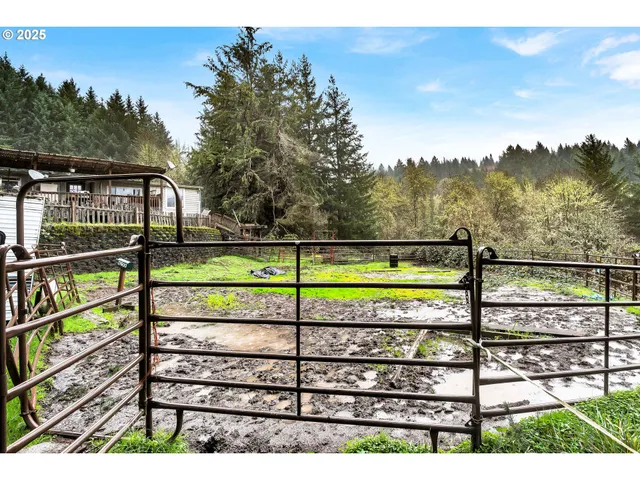 a view of a tennis court