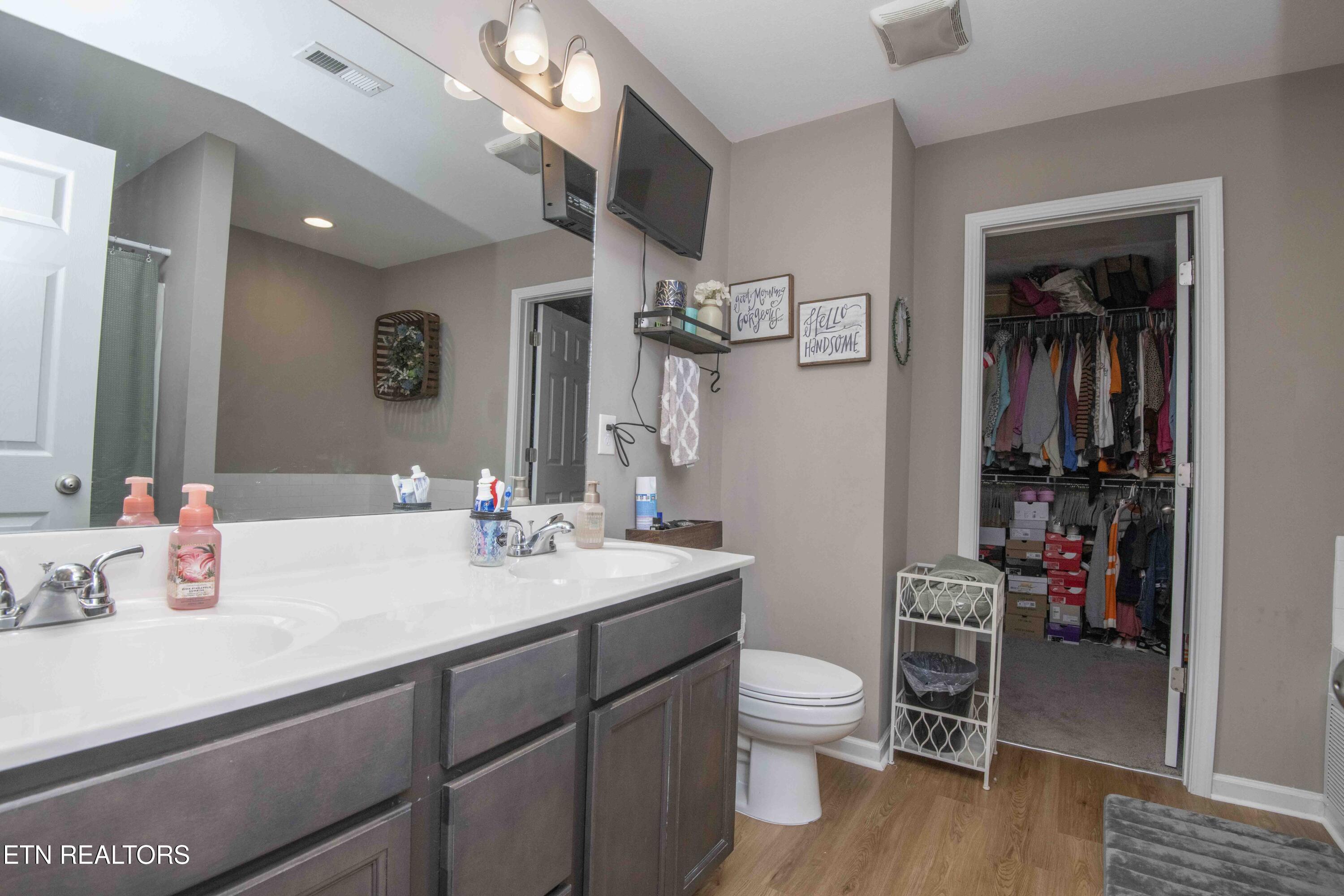 7633 Dupree Road Knoxville, TN 37920 - Photo 27 of 33 Primary Bath 1