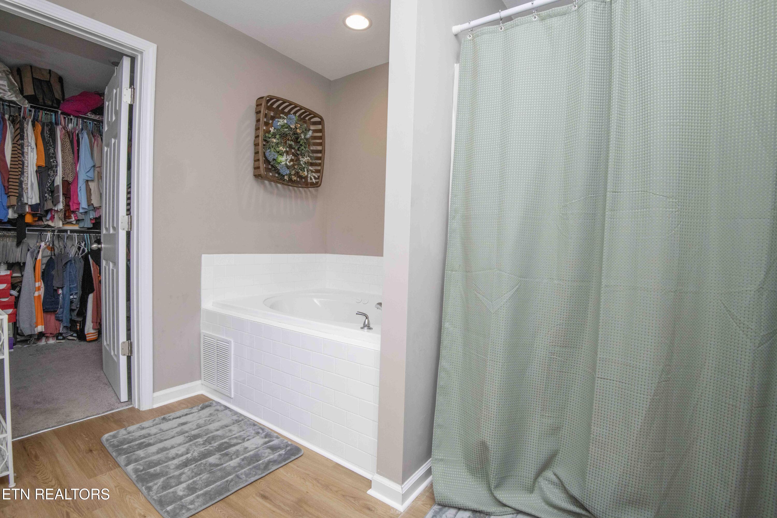 7633 Dupree Road Knoxville, TN 37920 - Photo 28 of 33 Primary Bath 2