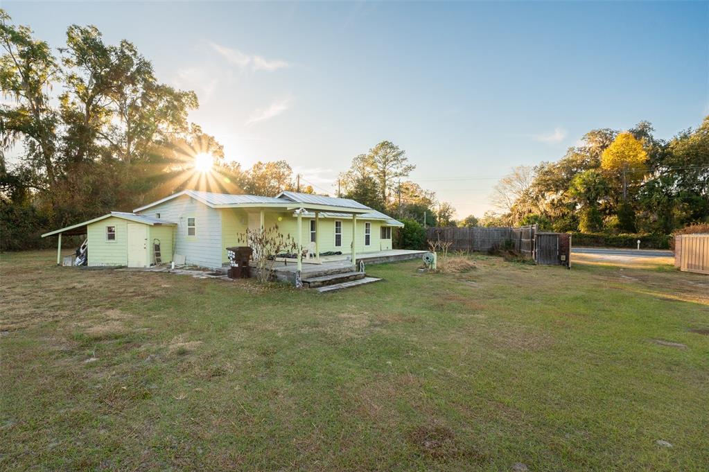 a view of a house with backyard and garden