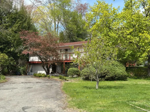 a view of a yard in front of house