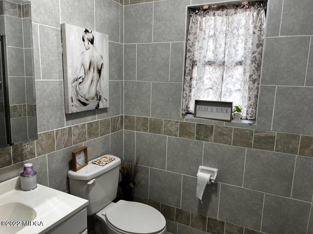 398 Old Benton Road Juliette, GA 31046 - Photo 27 of 31 a bathroom with a toilet and a shower