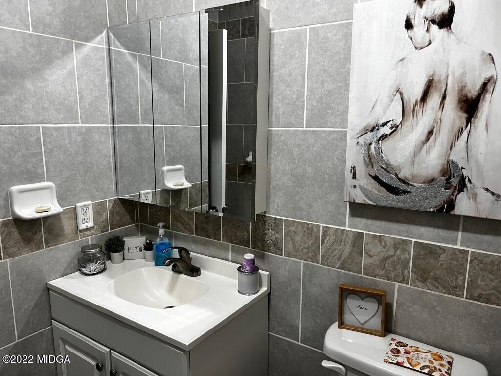 398 Old Benton Road Juliette, GA 31046 - Photo 28 of 31 a bathroom with a sink and a mirror