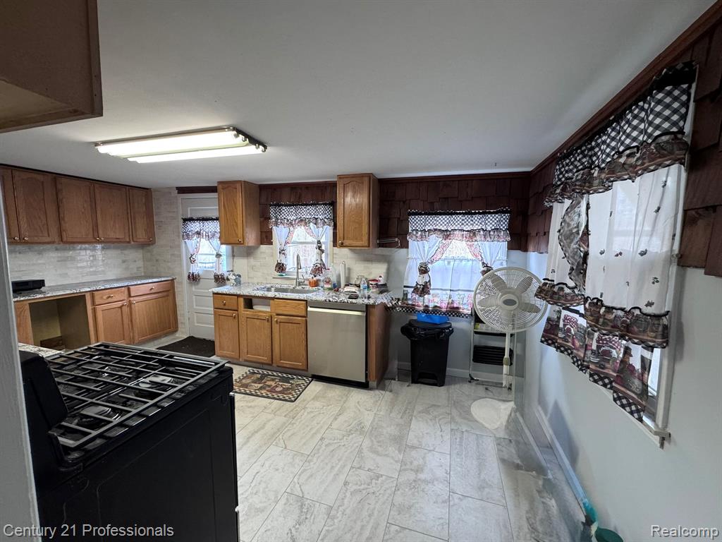 2021 West Rose Center Road Holly, MI 48442 - Photo 18 of 30