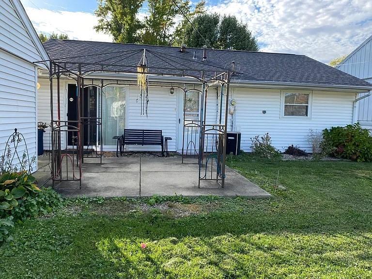 1940 South Richmond Road Decatur, IL 62521 - Photo 2 of 6 a view of a house with a backyard