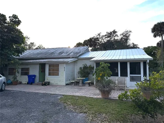 a view of a house with backyard and porch