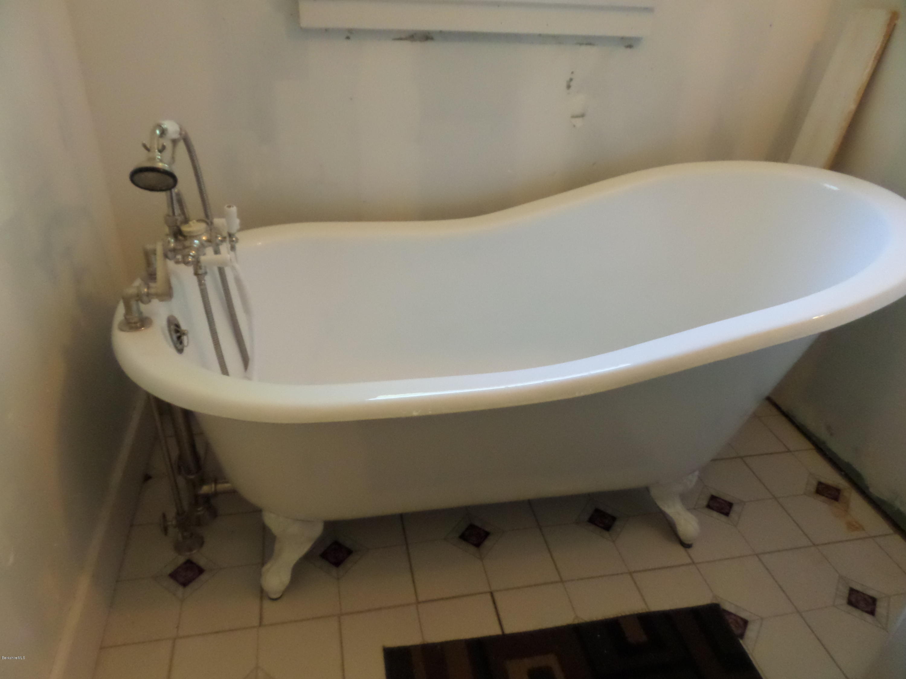 800 Sportsman Road Stamford, VT 05352 - Photo 20 of 26 a bathroom with a bathtub