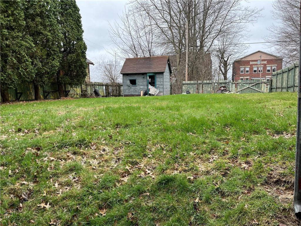 802 Wallis Avenue Farrell, PA 16121 - Photo 5 of 6 a front view of a house with garden