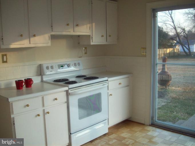1113 Mapleton Street Woodbridge, VA 22191 - Photo 3 of 17 Kitchen
