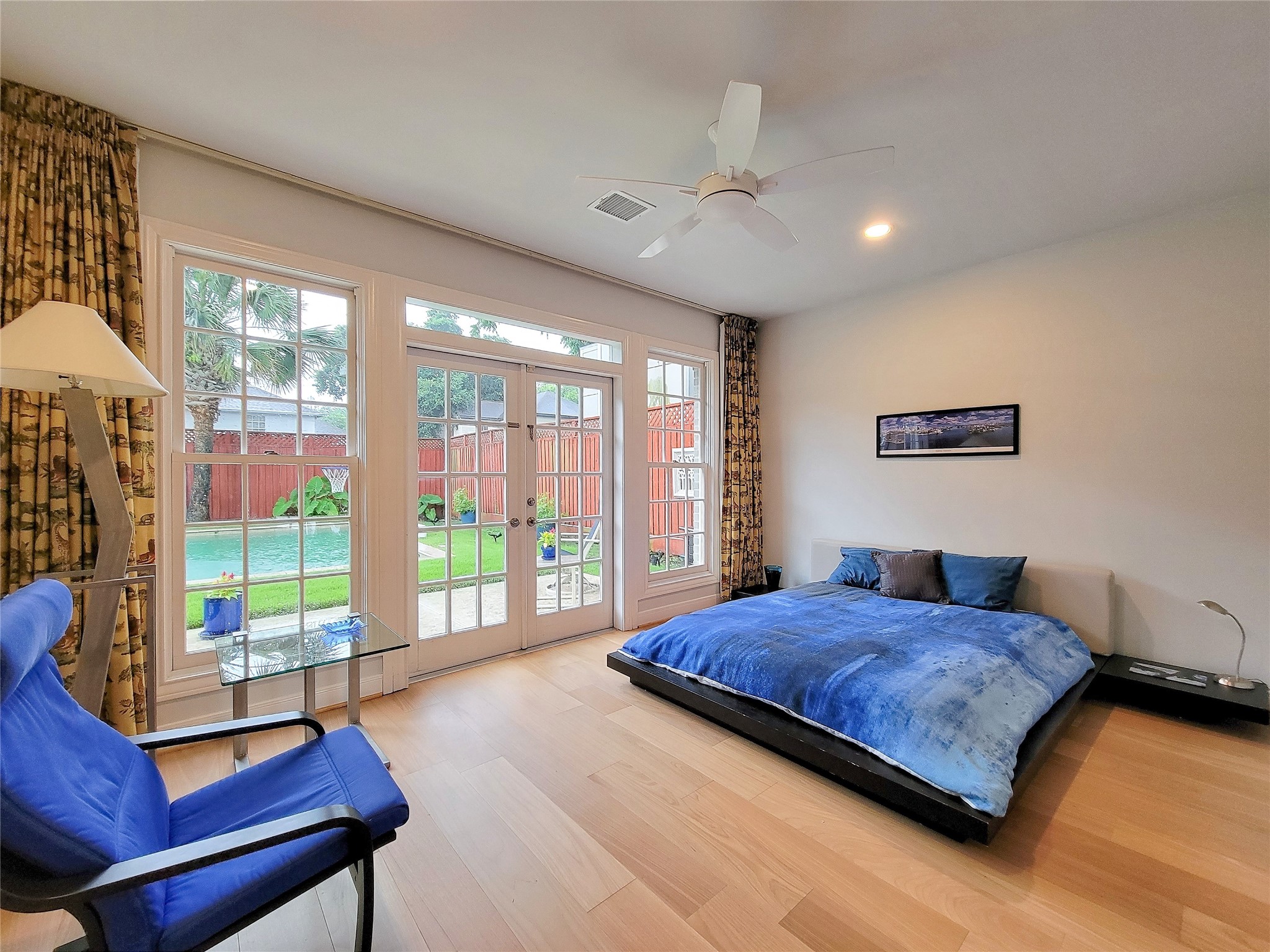 4401 Roseland Street Houston, TX 77006 - Photo 29 of 46 Spacious Secondary Bedroom with Walk In Closet, Private Vanity Area Looks Out to Saline Pool, Lap Pool, Spa and Grassy Area!!