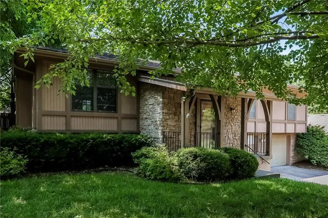 $1,960 | 1008 Southwest Pinto Lane, Blue Springs, MO 64015