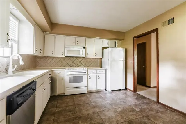 $1,960 | 1008 Southwest Pinto Lane, Blue Springs, MO 64015