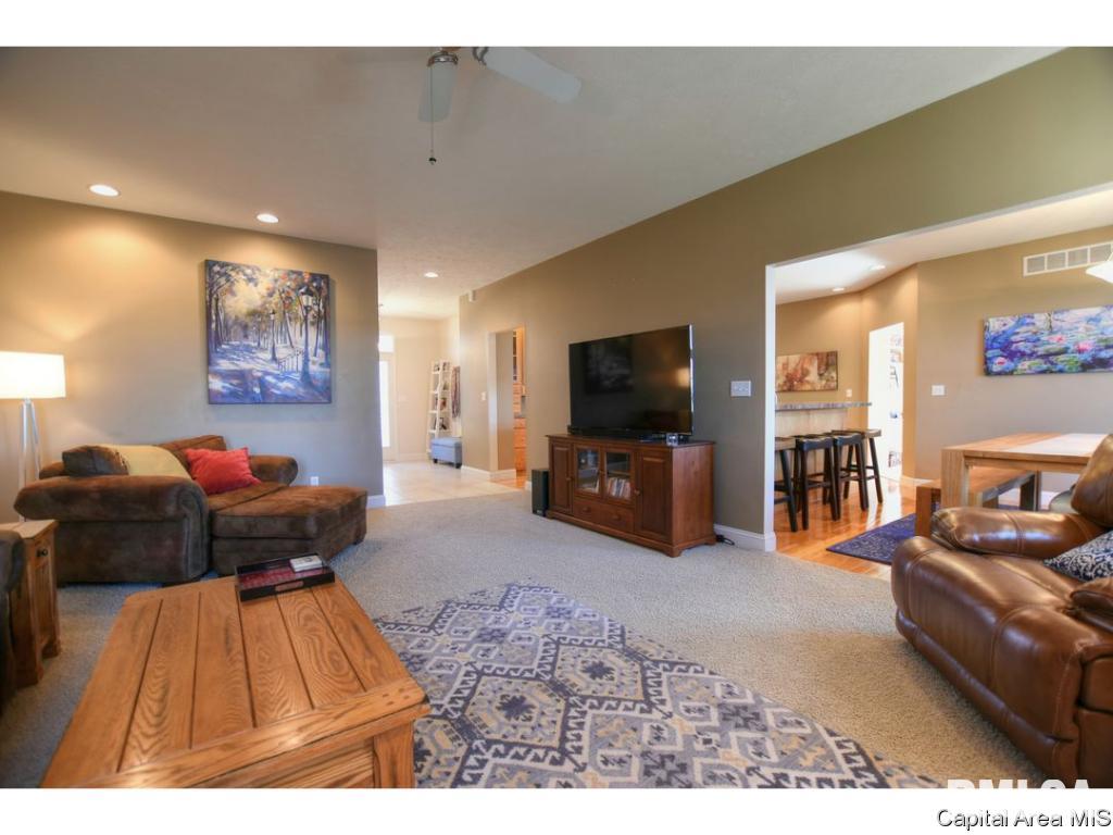 24261 Brierwood Road Athens, IL 62613 - Photo 4 of 36 Gallery Image 4