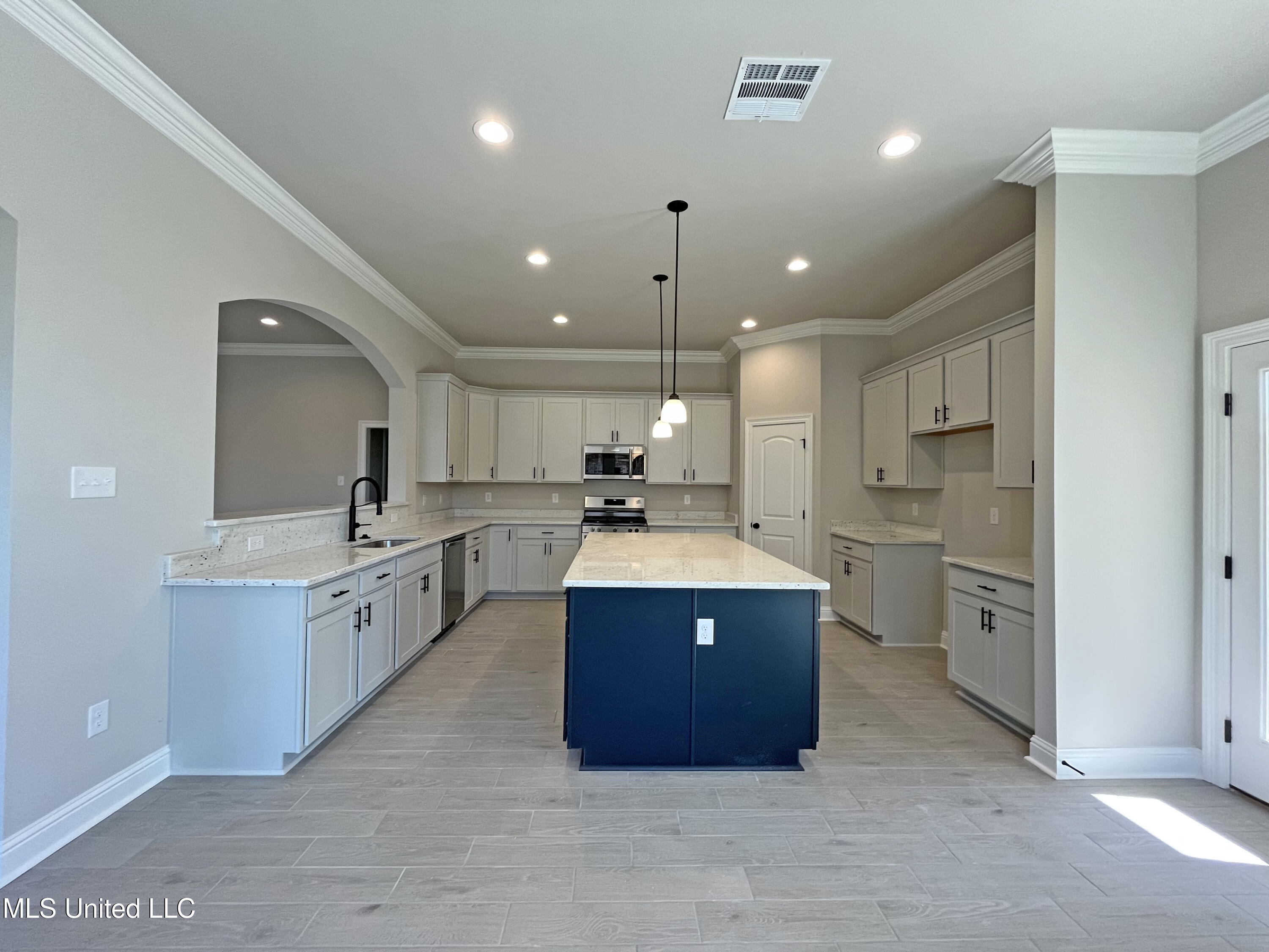 15341 South Swan Road Gulfport, MS 39503 - Photo 7 of 23 Kitchen