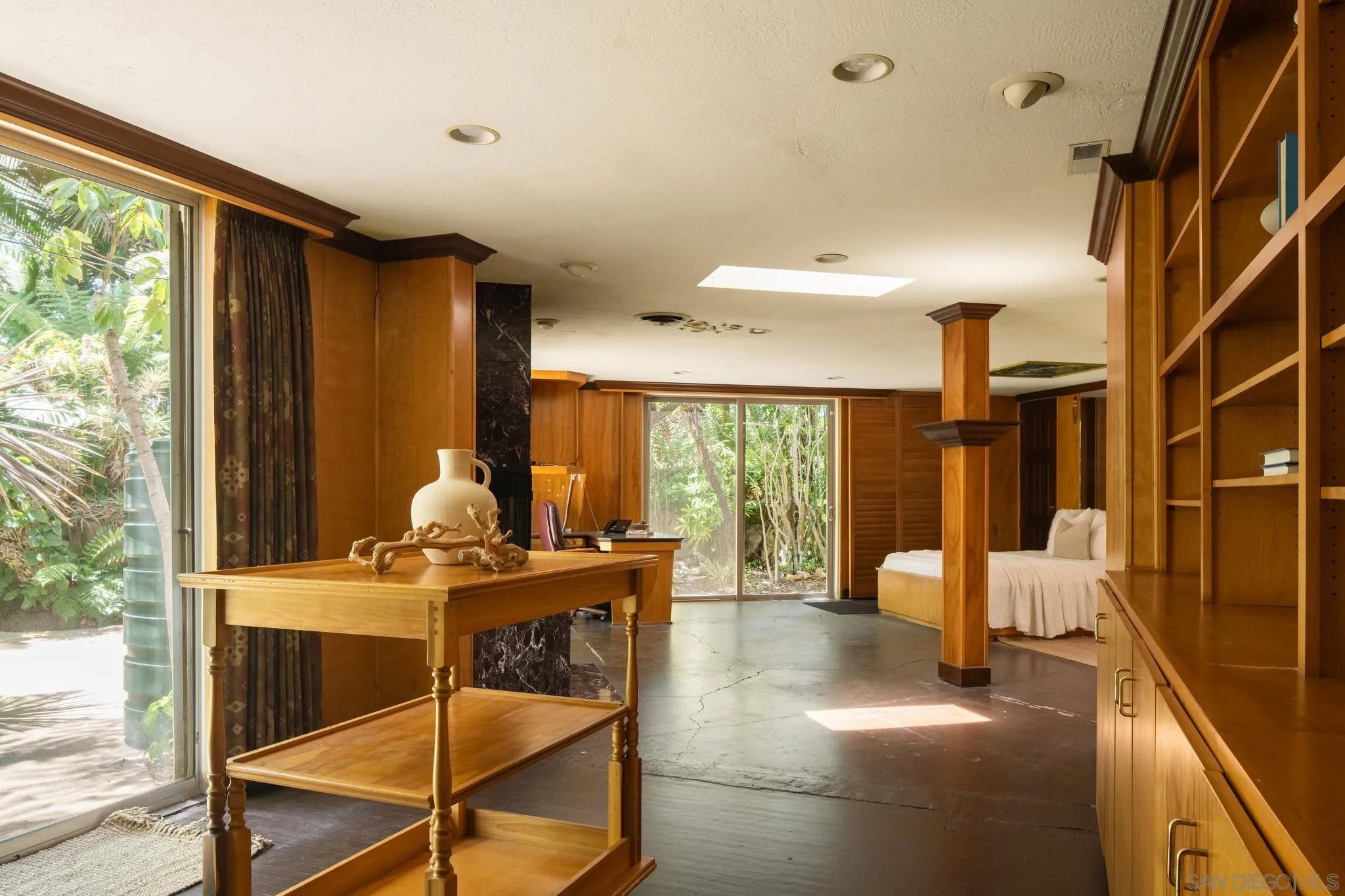 1010 Myrtle Way San Diego, CA 92103 - Photo 27 of 70 a dining room with furniture and a floor to ceiling window