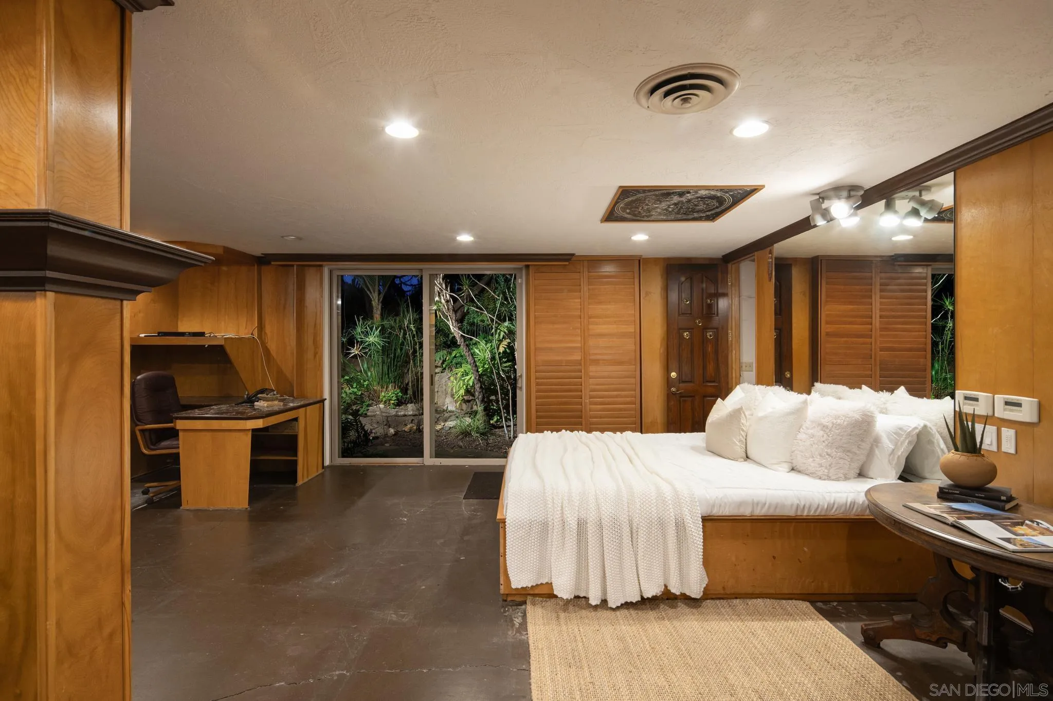 1010 Myrtle Way San Diego, CA 92103 - Photo 31 of 70 a bedroom with a bed and a large window