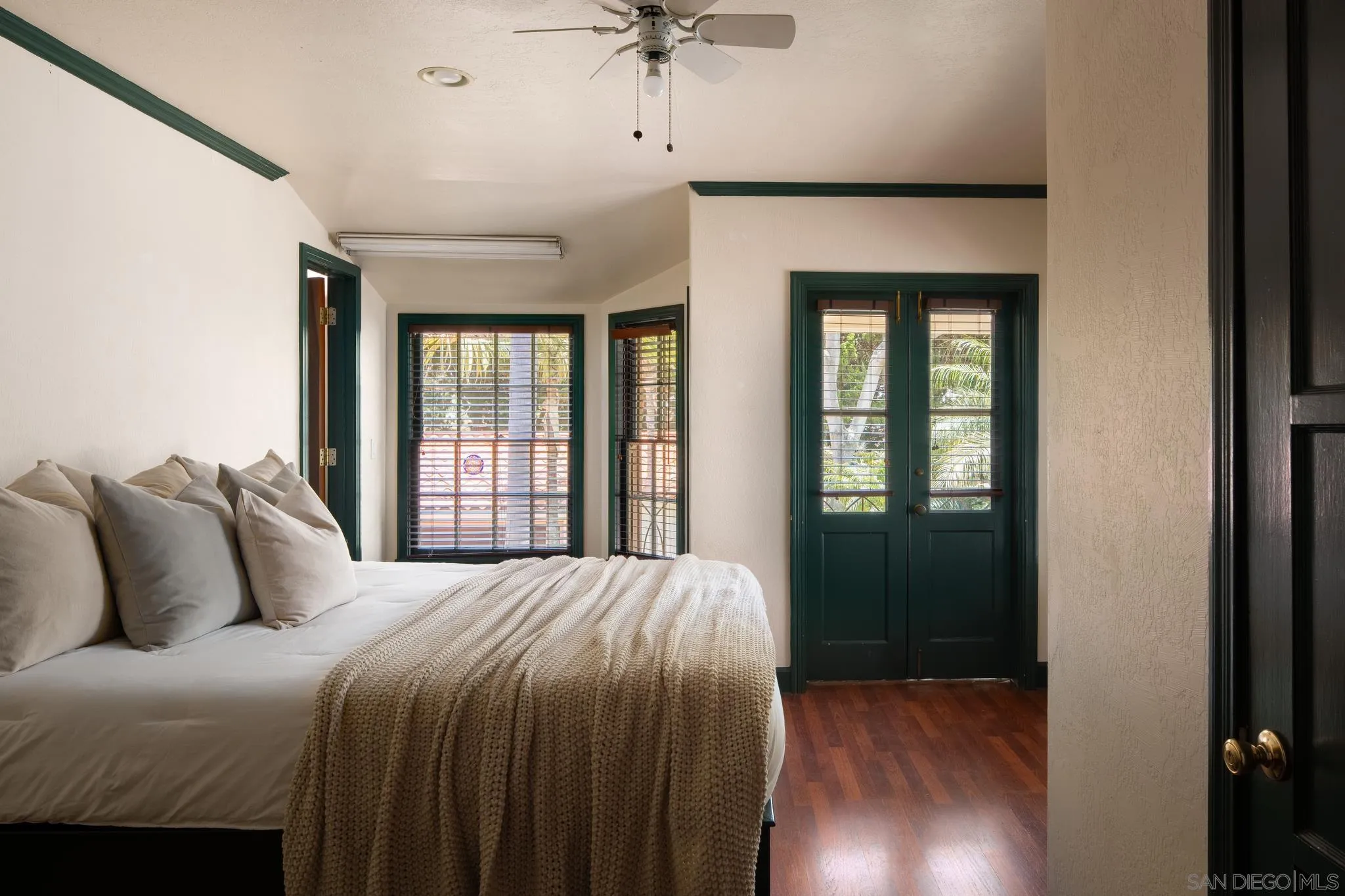 1010 Myrtle Way San Diego, CA 92103 - Photo 34 of 70 a bedroom with a bed and a window