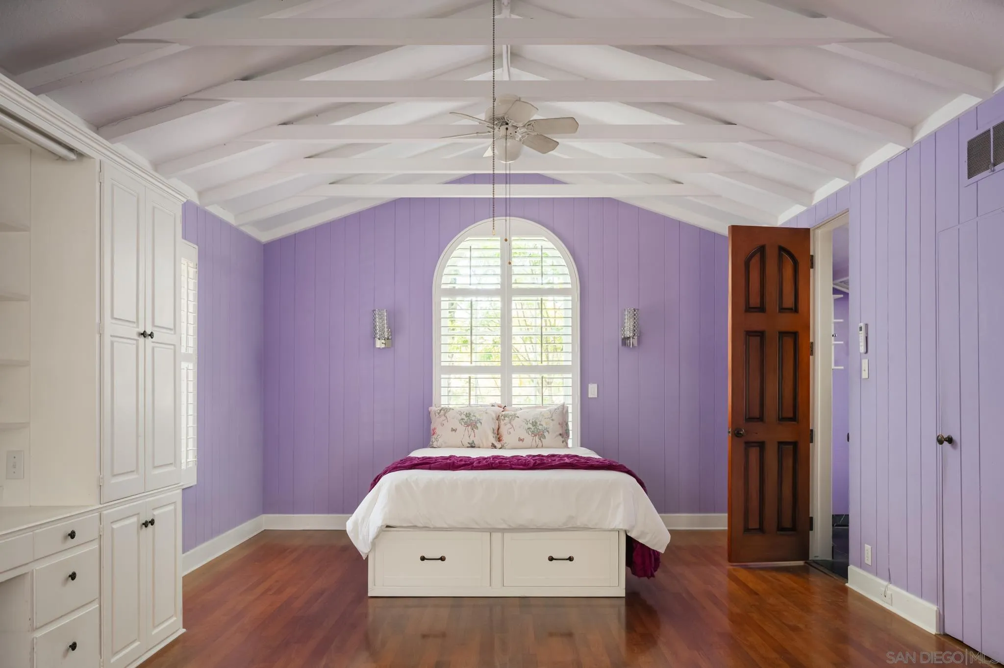 1010 Myrtle Way San Diego, CA 92103 - Photo 38 of 70 a bedroom with a bed and a window