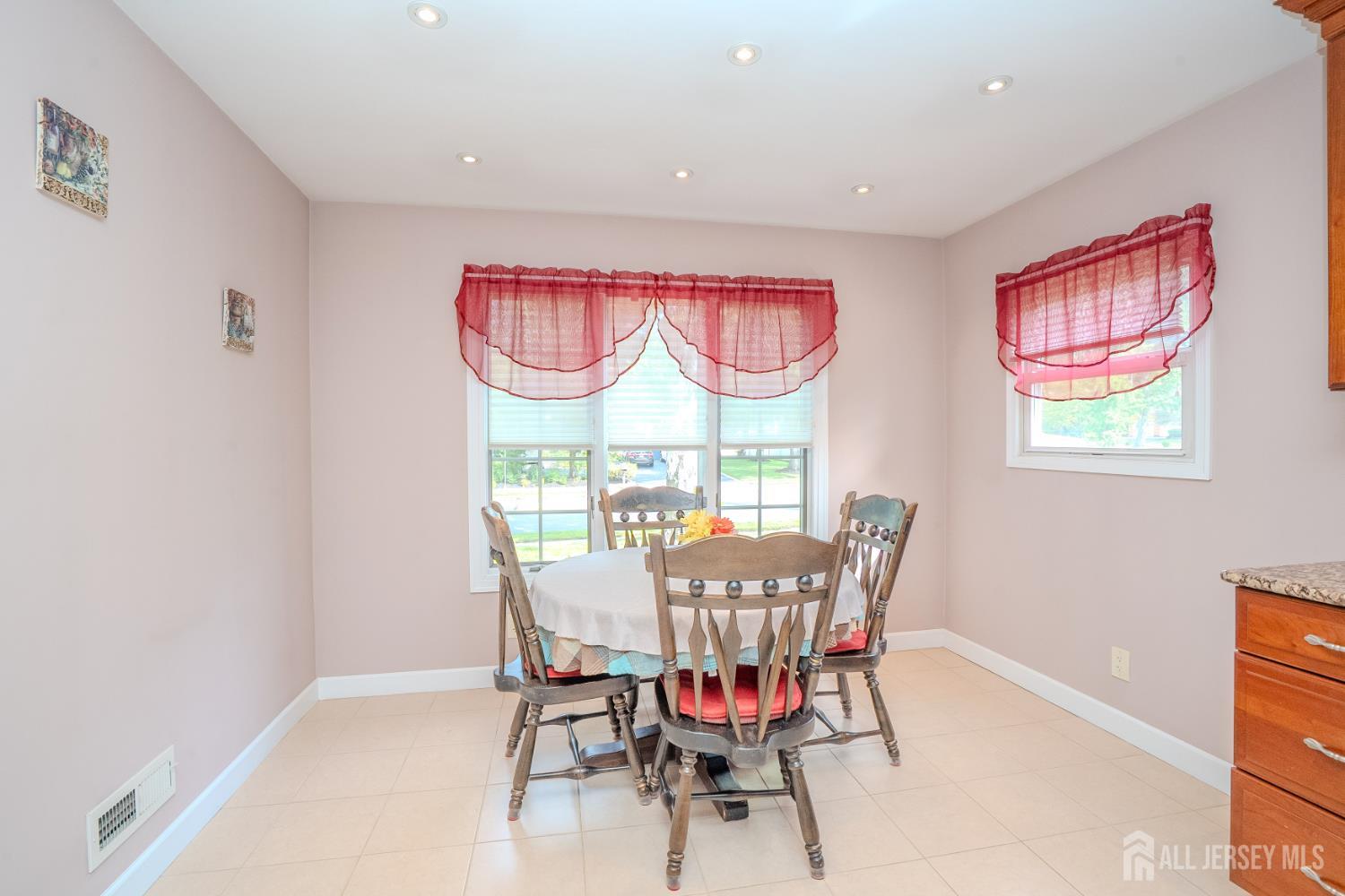 499 Old Stage Road Spotswood, NJ 08884 - Photo 10 of 18 Gallery Image 10