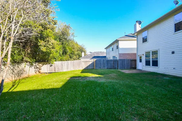 a view of yard with small cabin