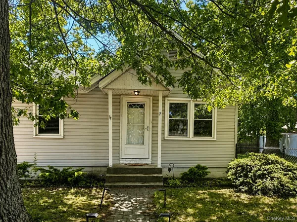 $2,600 | 9 Bolton Drive, Patchogue, NY 11772