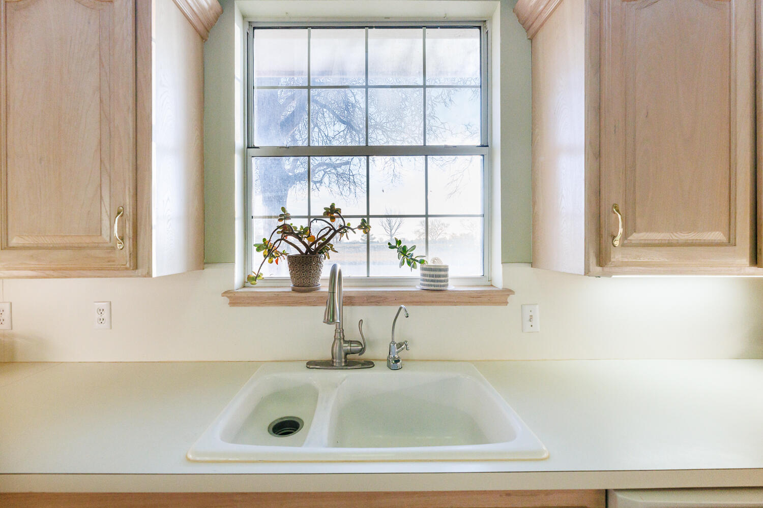 206 Collins Avenue Sundown, TX 79372 - Photo 23 of 82 a bathroom with a bathtub and a sink