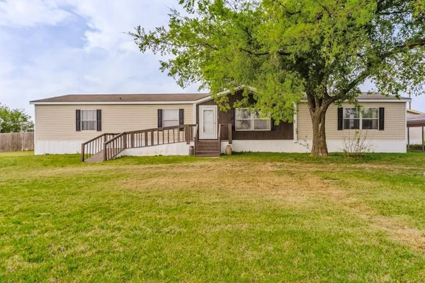 $299,990 | 297 Lone Tree Lane, Decatur, TX 76234