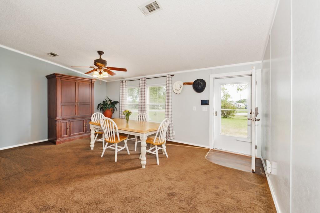 297 Lone Tree Lane Decatur, TX 76234 - Photo 9 of 20 Can be additional dining or living area.