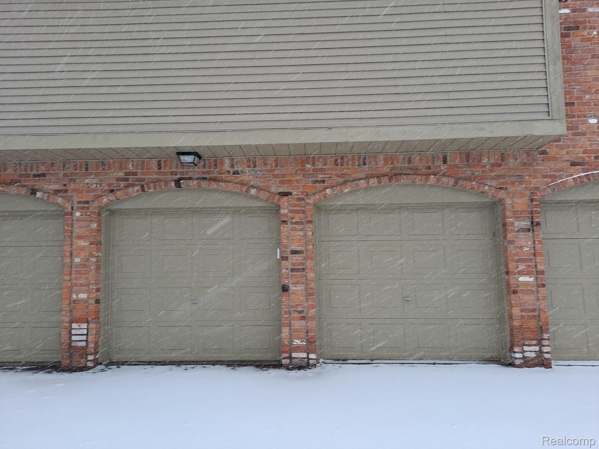 1655 Huntington Park, Unit D Rochester, MI 48309 - Photo 3 of 25 20220217_155607.jpg