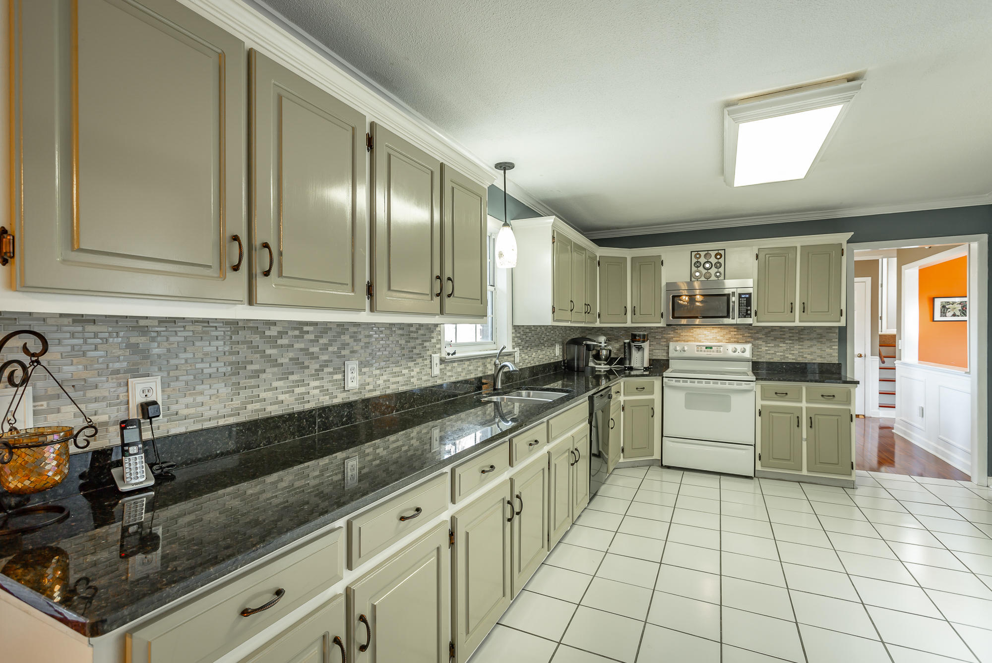 1149 Ridge Top Drive Chattanooga, TN 37421 - Photo 12 of 44 Granite & Tile Backsplash