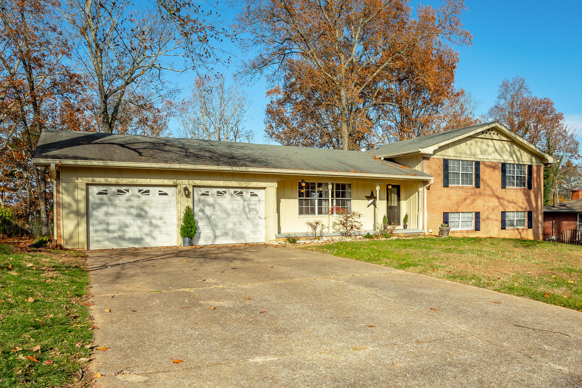 1149 Ridge Top Drive Chattanooga, TN 37421 - Photo 2 of 44 Mostly Brick