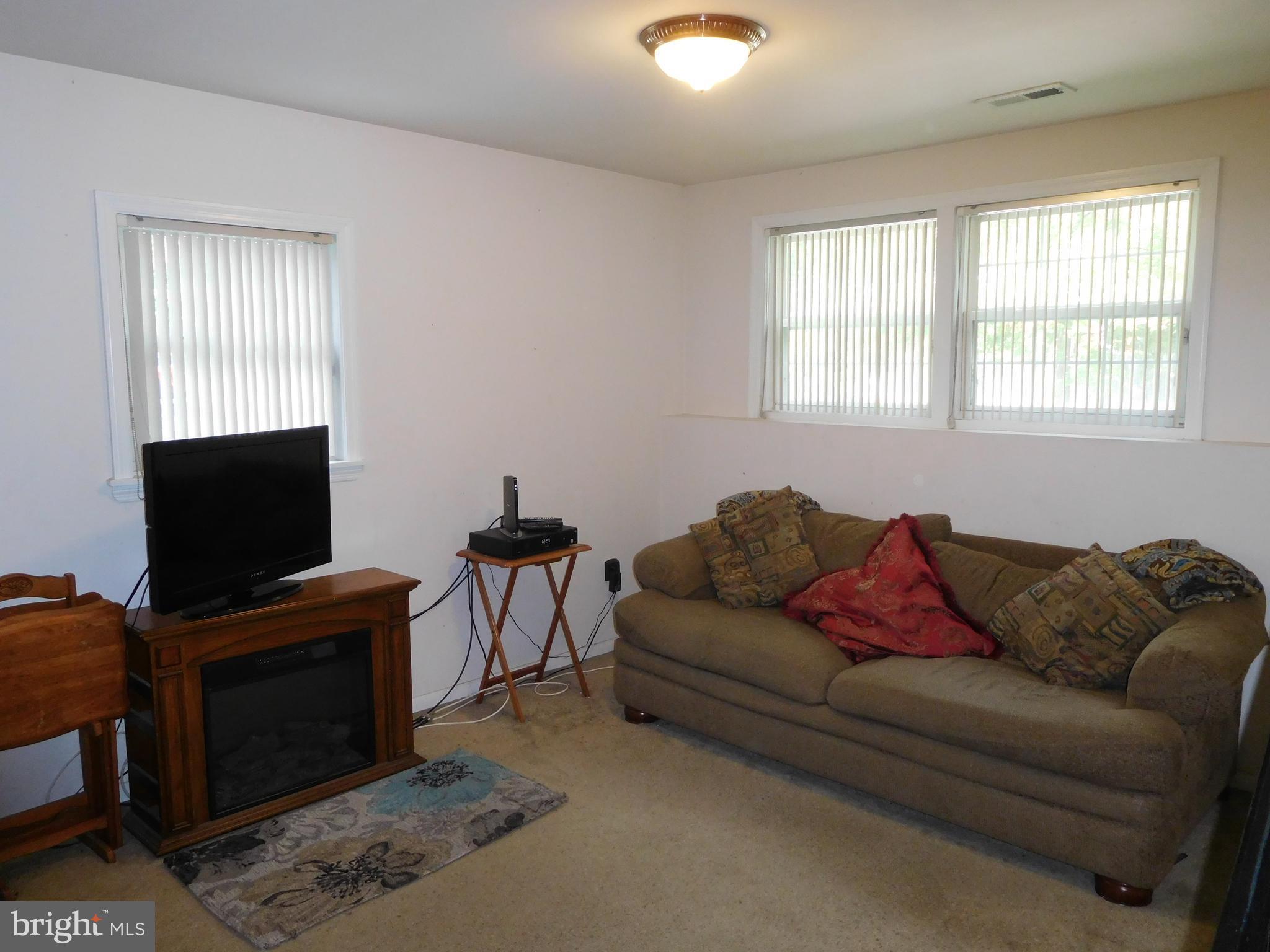 15711 Haynes Road Laurel, MD 20707 - Photo 10 of 19 Family Room