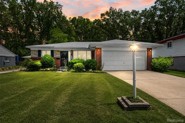 $279,900 | 26122 Warner Avenue, Warren, MI 48091
