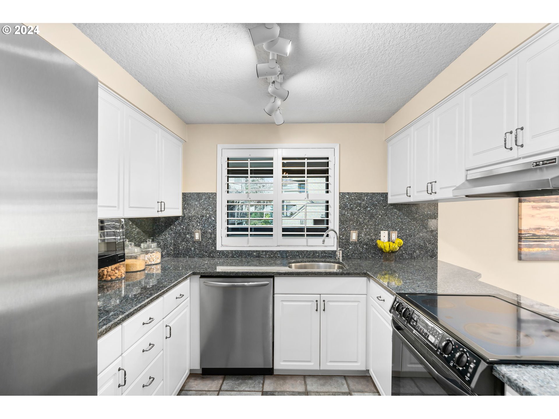 5624 South Riverside Lane, Unit 2 Portland, OR 97239 - Photo 14 of 37 Gallery Image 14