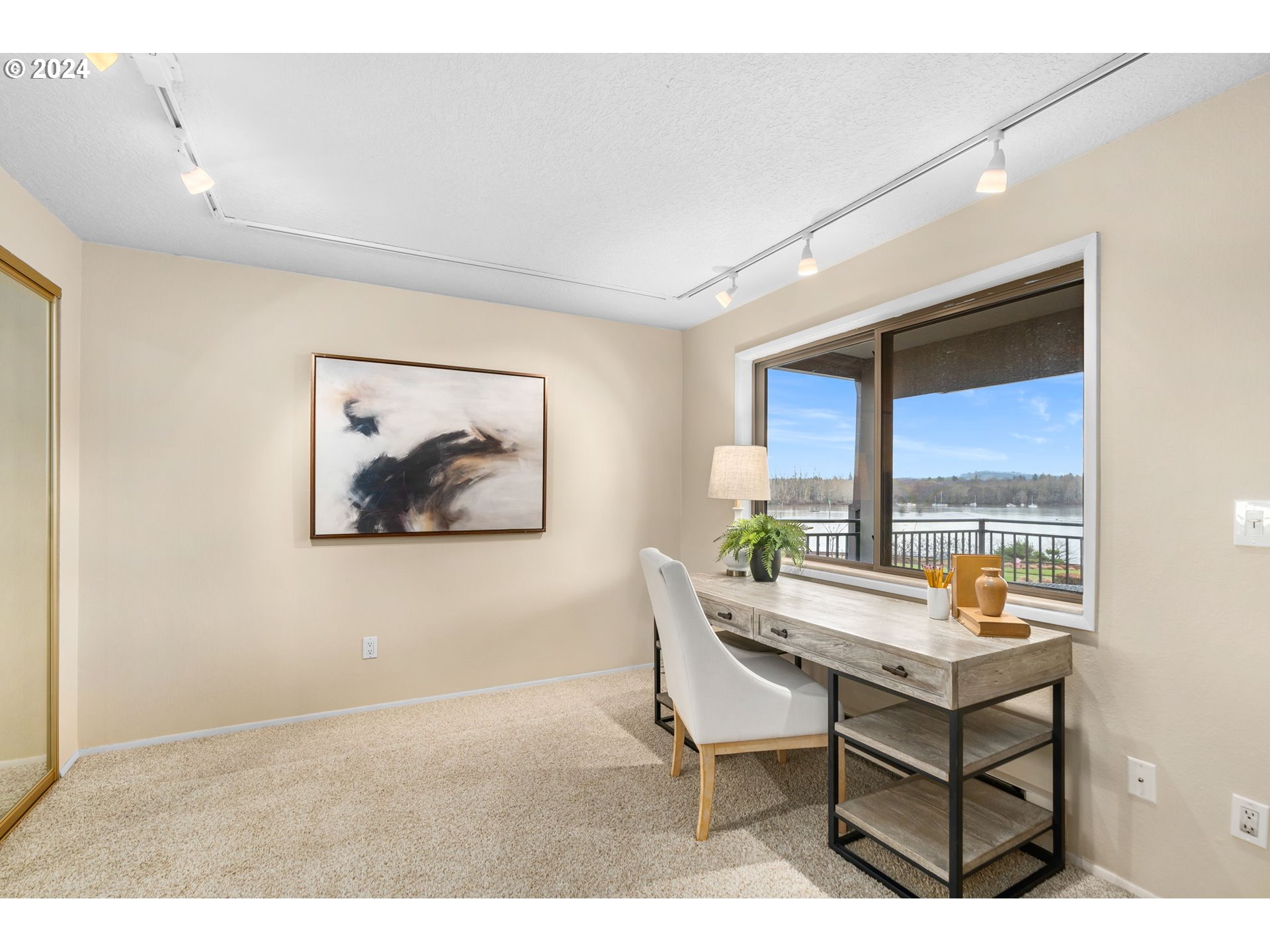 5624 South Riverside Lane, Unit 2 Portland, OR 97239 - Photo 10 of 37 Gallery Image 10