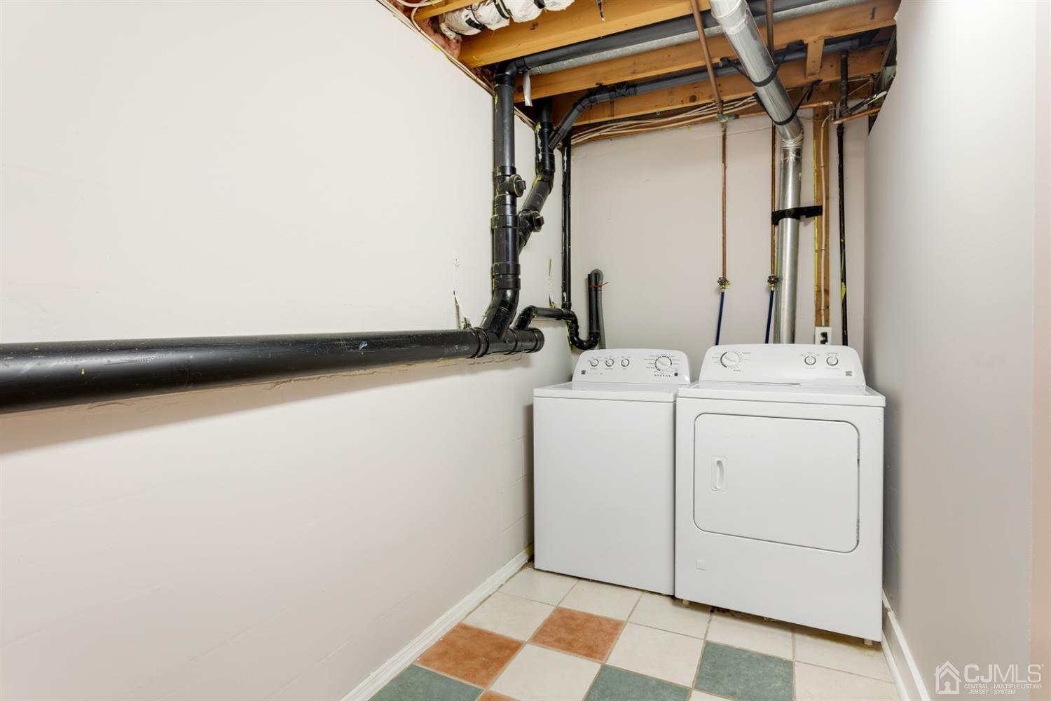 28 Arrowsmith Court Old Bridge, NJ 07747 - Photo 23 of 30 a utility room with dryer and washer