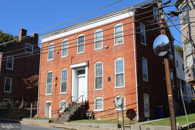 $895 | 117 Main Street, Glen Rock, PA 17327