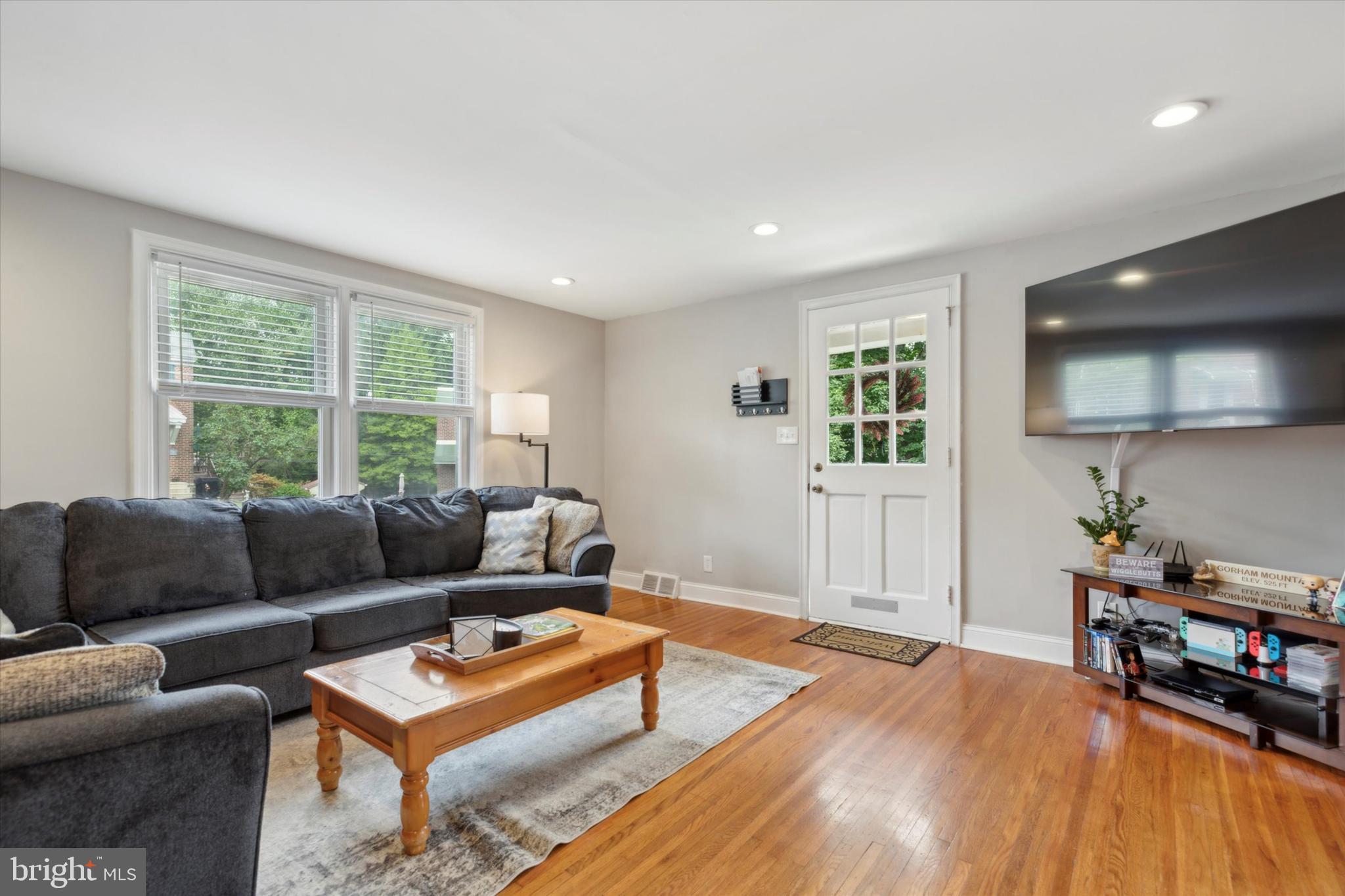 563 Overlook Road Philadelphia, PA 19128 - Photo 4 of 26 Hardwoods Refinished T/O