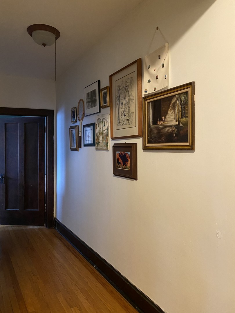 1408 West Warner Avenue, Unit 3W Chicago, IL 60613 - Photo 7 of 12 a view of a hallway with front door