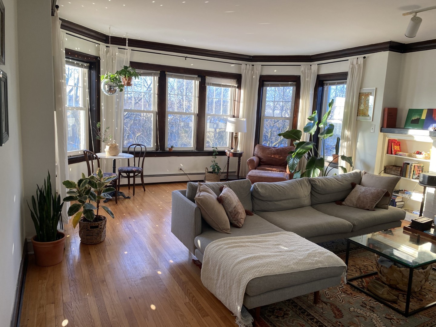 1408 West Warner Avenue, Unit 3W Chicago, IL 60613 - Photo 8 of 12 a living room with furniture and wooden floor