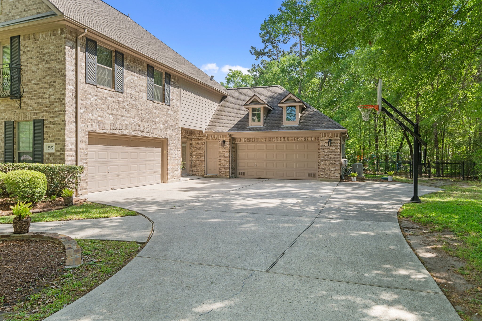3922 Waterbend Cove Spring, TX 77386 - Photo 36 of 42 Double-wide driveway with a 4-car garage.