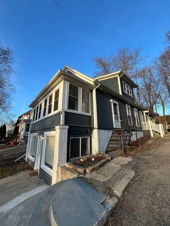 $1,900 | 393 Wellington Avenue, Unit 2, Elgin, IL 60120