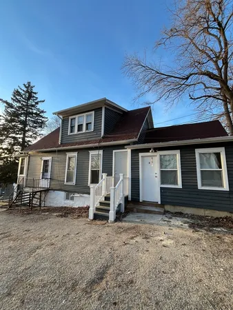 $1,900 | 393 Wellington Avenue, Unit 2, Elgin, IL 60120