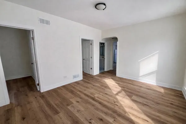 $1,900 | 393 Wellington Avenue, Unit 2, Elgin, IL 60120